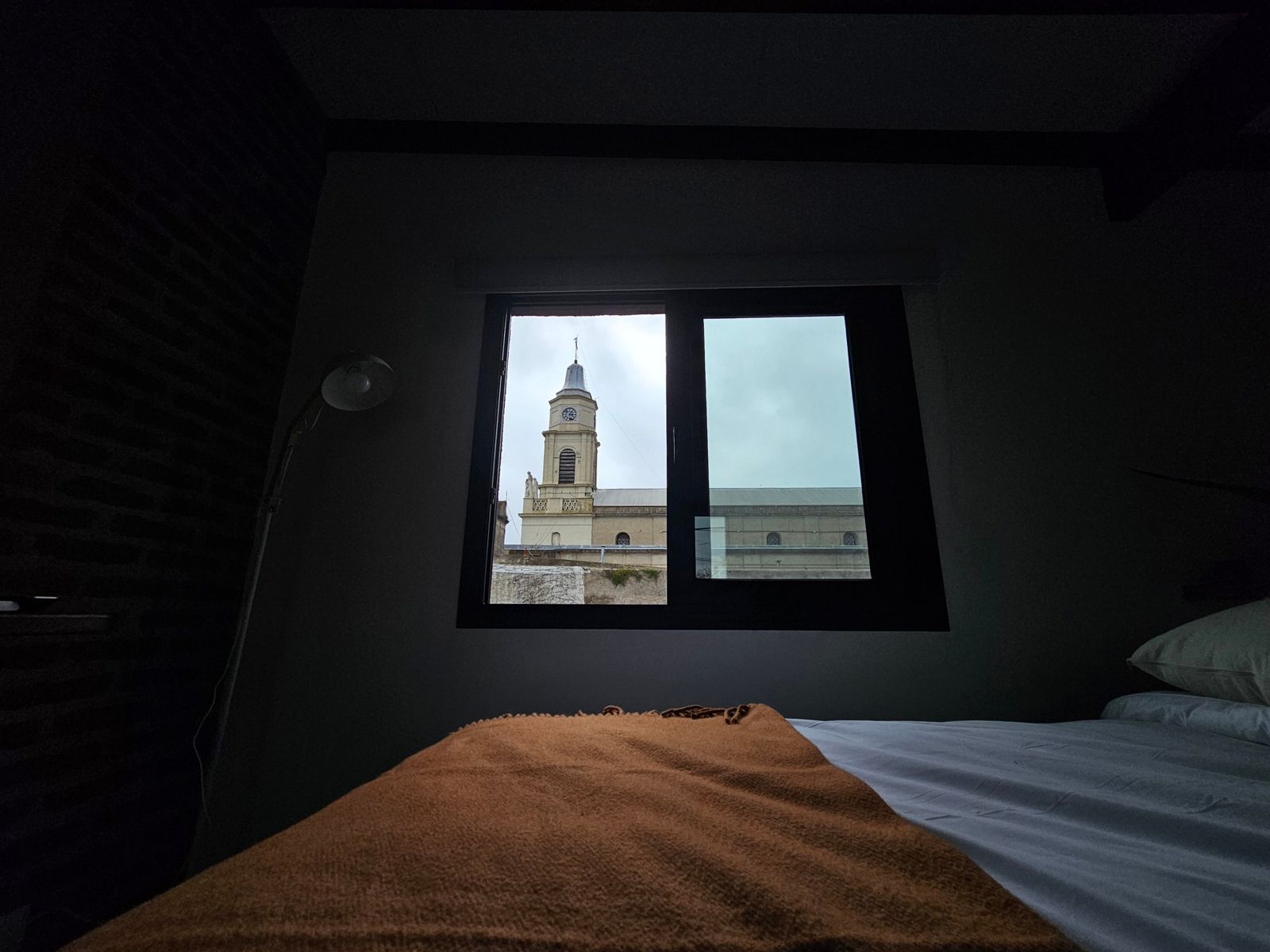 Vista de la torre de la iglesia desde la ventana del dormitorio